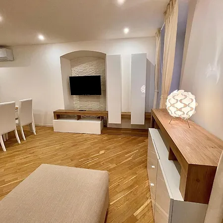 The Three Bs - House * Μπέργκαμο